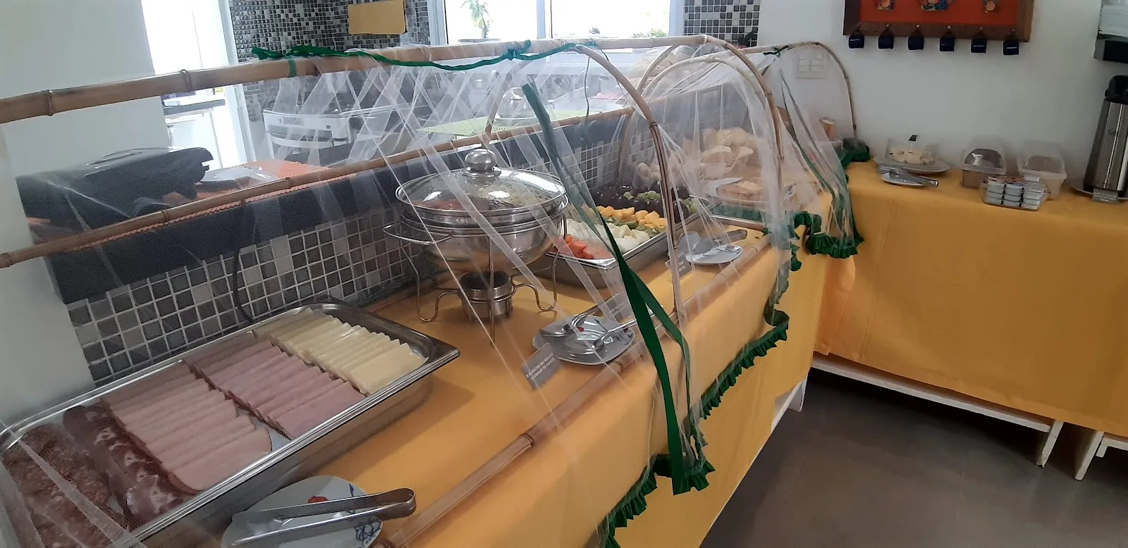 Café da manhã caseiro servido em buffet