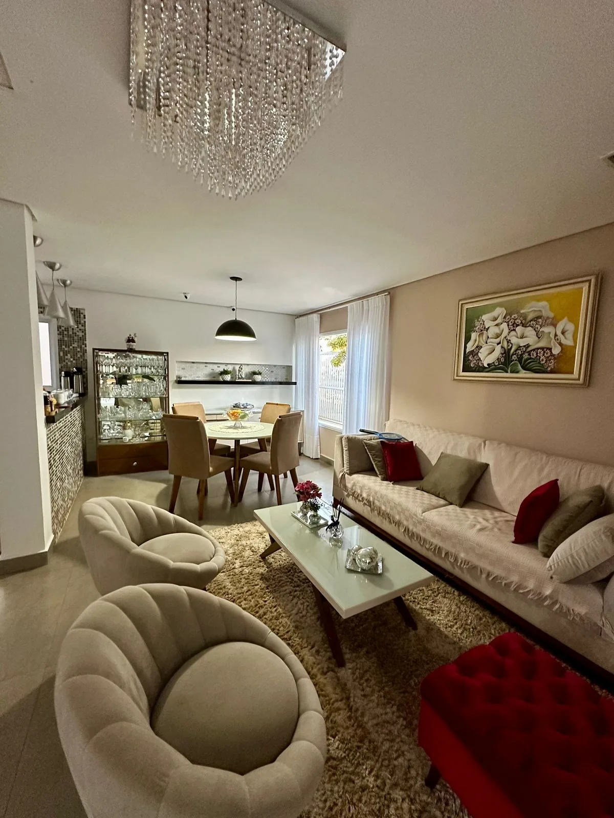 Sala de estar com lustre de cristal e decoração aconchegante
