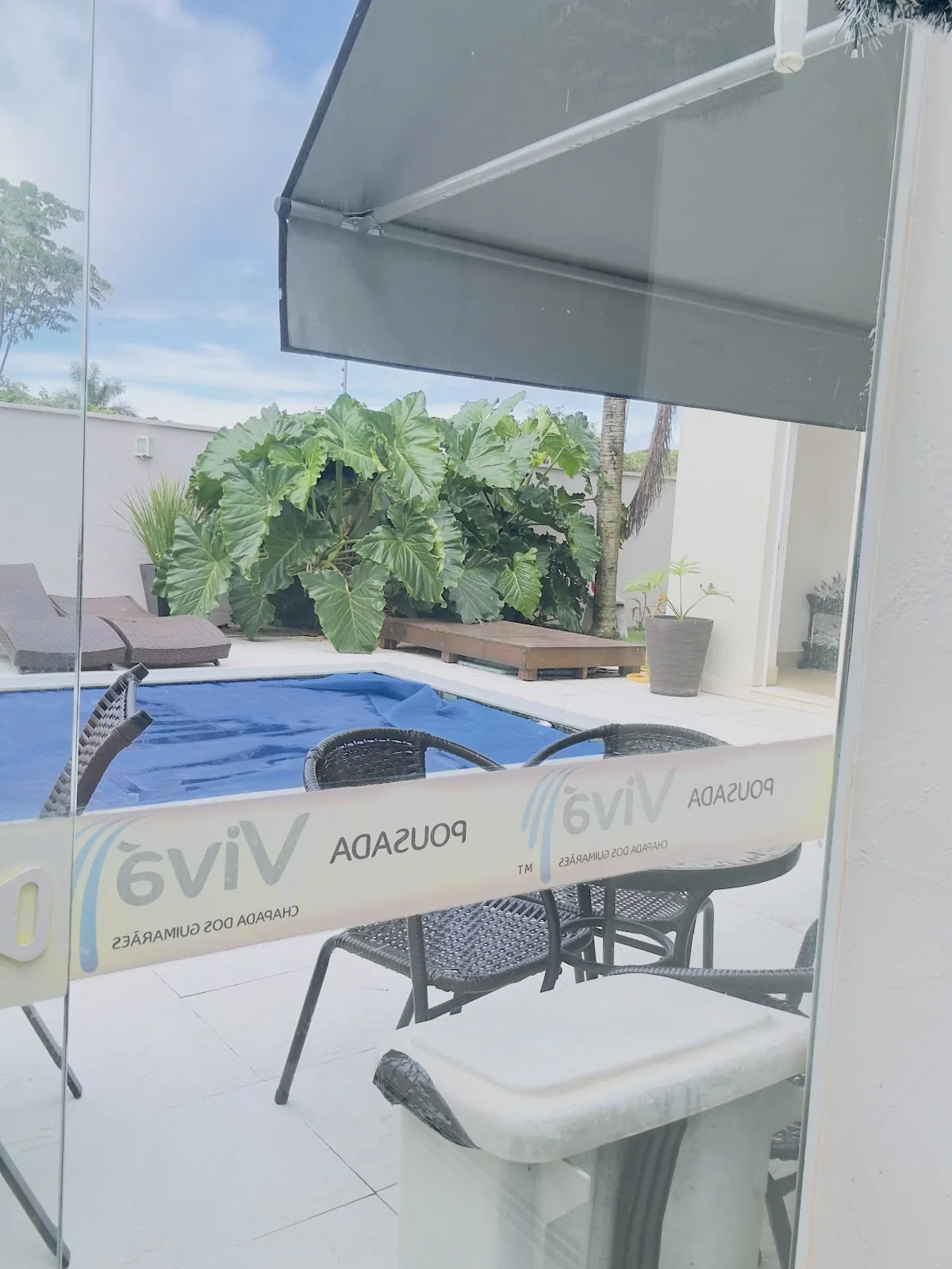 Piscina da Pousada VIVÁ com área de descanso